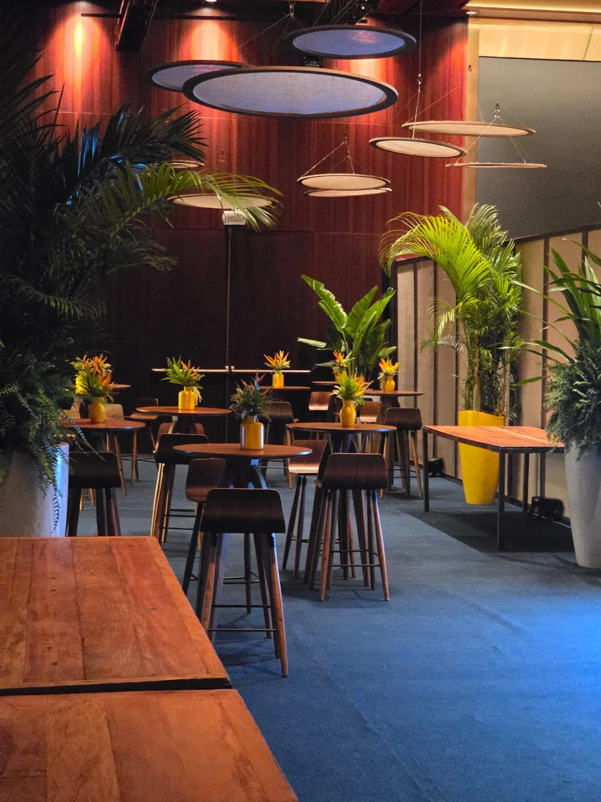 Mobiliários com assinatura Cosmo Pessoa Paisagismo e eventos